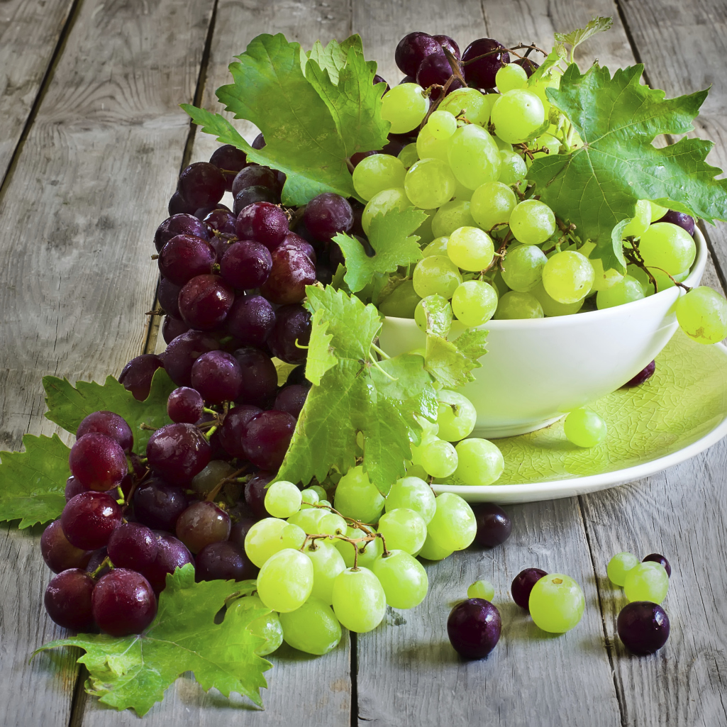 The Weight Loss Benefits of Strawberries, Grapefruit & Grapes Healthfully