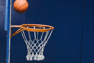 Cómo hacer una cancha de baloncesto en interiores | eHow en Español