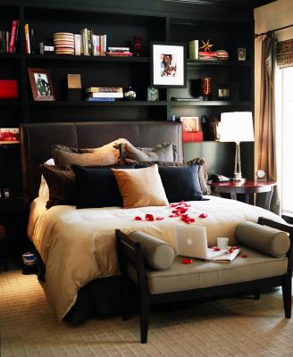 Cómo ubicar mi cama tamaño queen en un dormitorio pequeño | eHow en Español