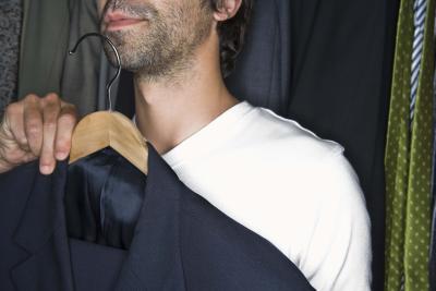 Cómo limpiar un traje de hombre 100% de lana a mano | eHow en Español