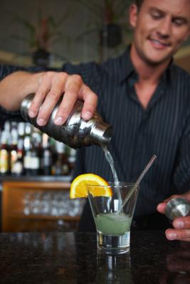 how much money does a bartender make a year