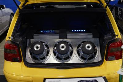While omnidirectional subwoofers work well in small spaces, large spaces require directionality.