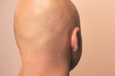 Die Maske für das Haar festigend für die Männer