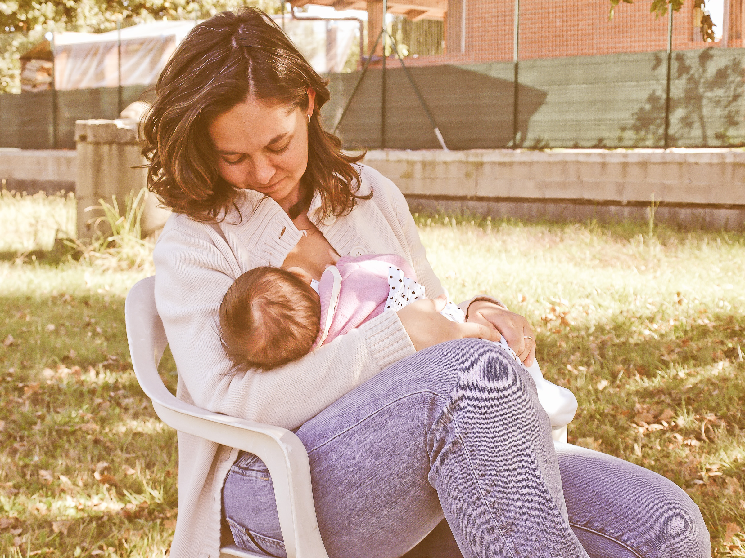 I breastfeed, my chest hurts - what to do Chest pains during feeding: causes 42 I breastfeed, my chest hurts - what to do Chest pains during feeding: causes 34