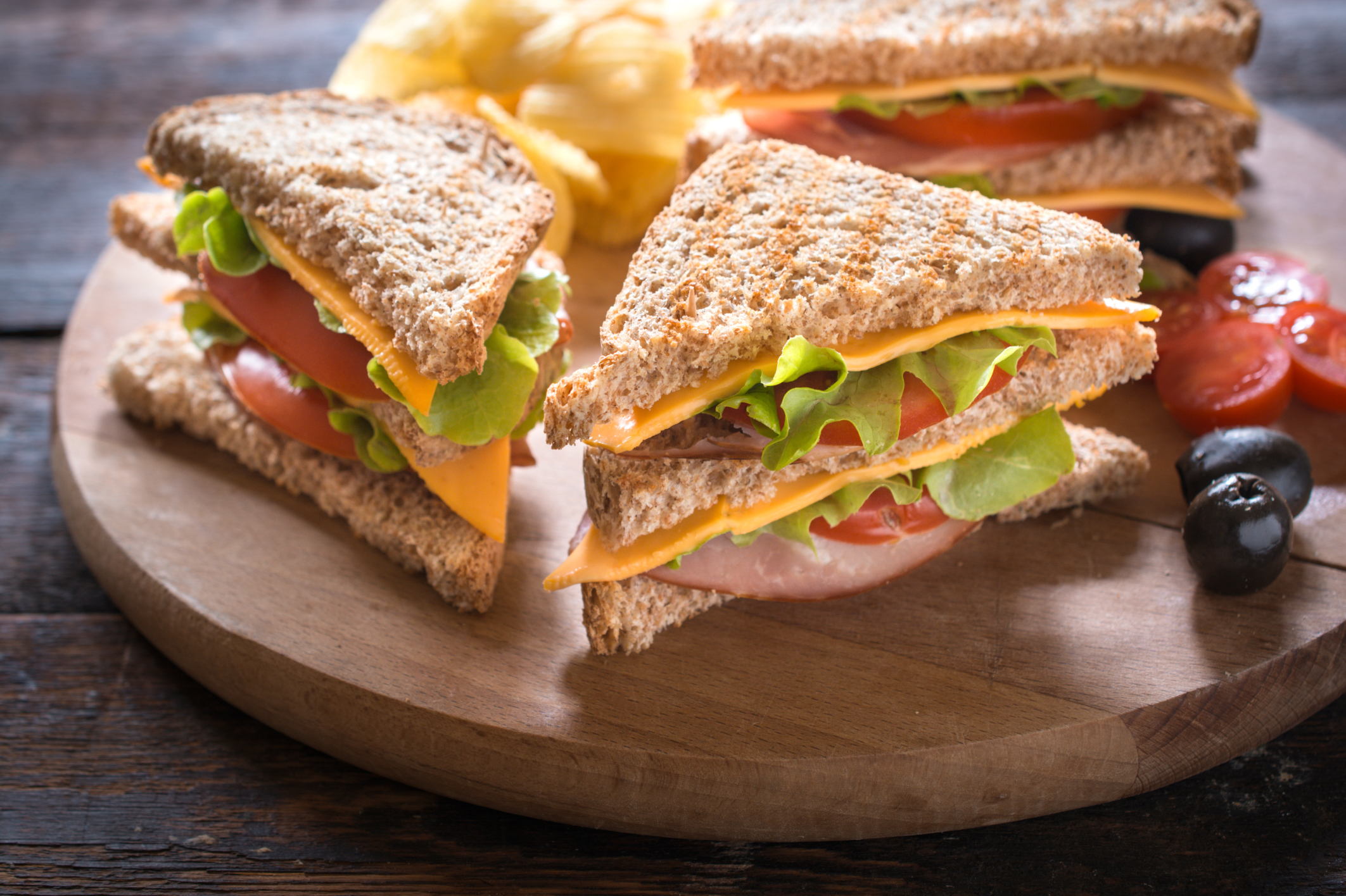 how many calories in a ham and cheese sandwich on white bread