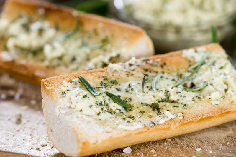 How to Make Garlic Bread Using Olive Oil & Fresh Garlic