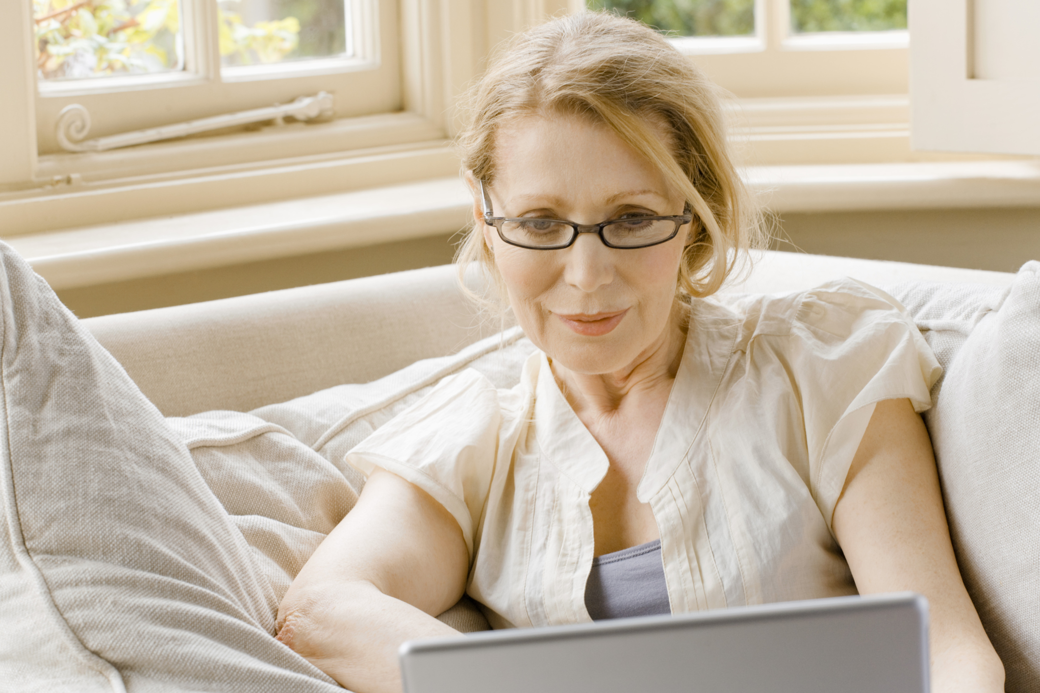 Hairstyles For Women Over 50 With Glasses Leaftv