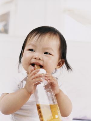 cleaning baby bottles with baking soda